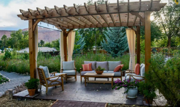 Ruang Terbuka dengan Pergola Kayu